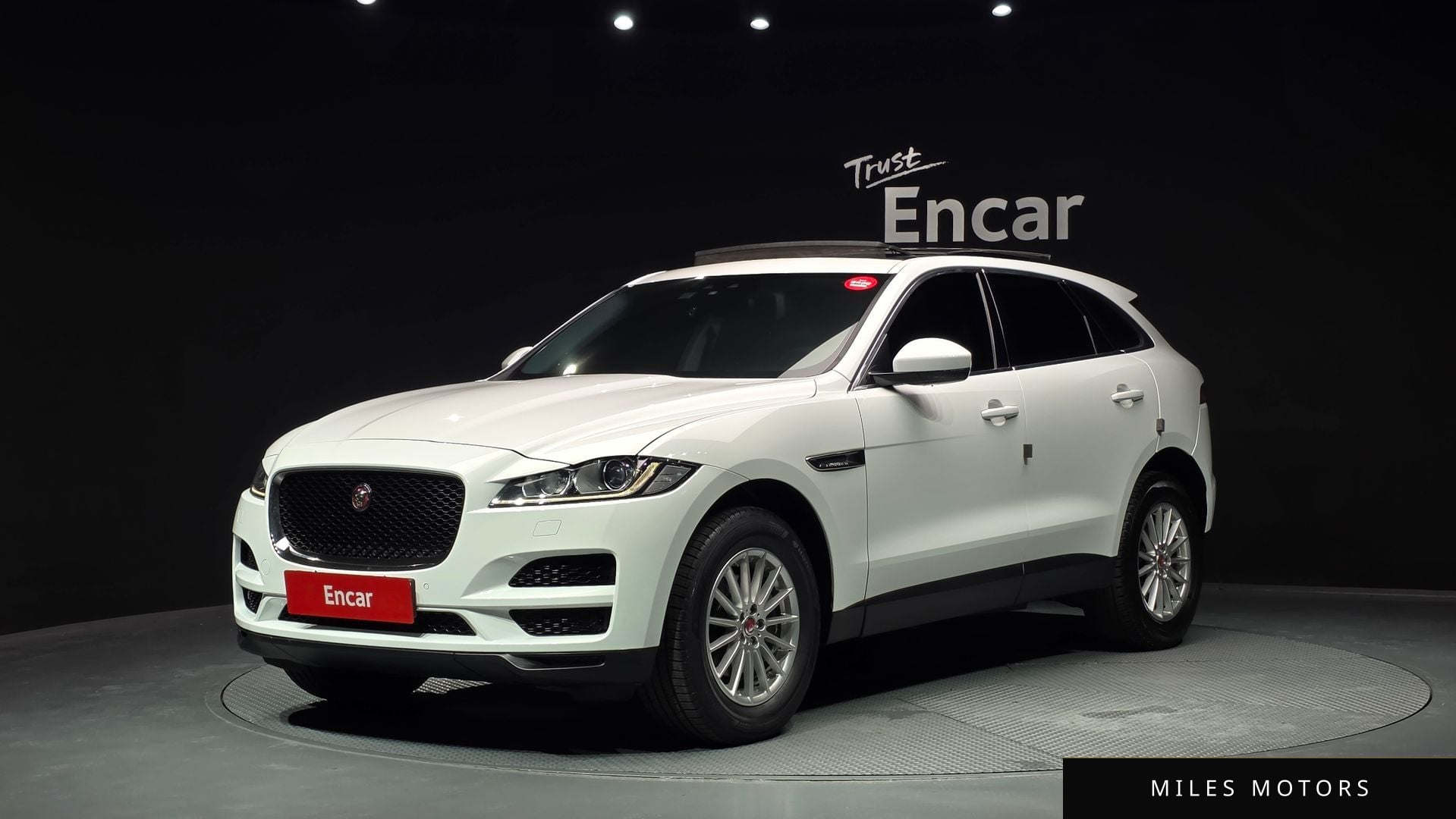 Jaguar F-PACE 2018 — фото 1 из 12