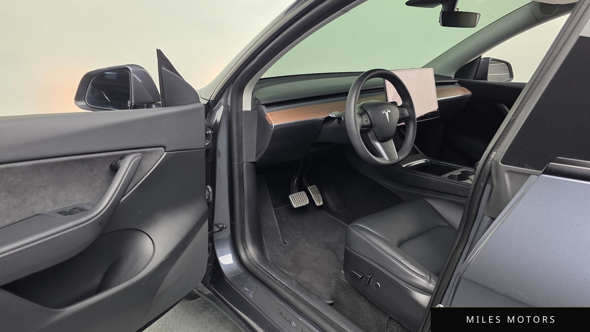 Tesla Model Y 2021 — миниатюра 12