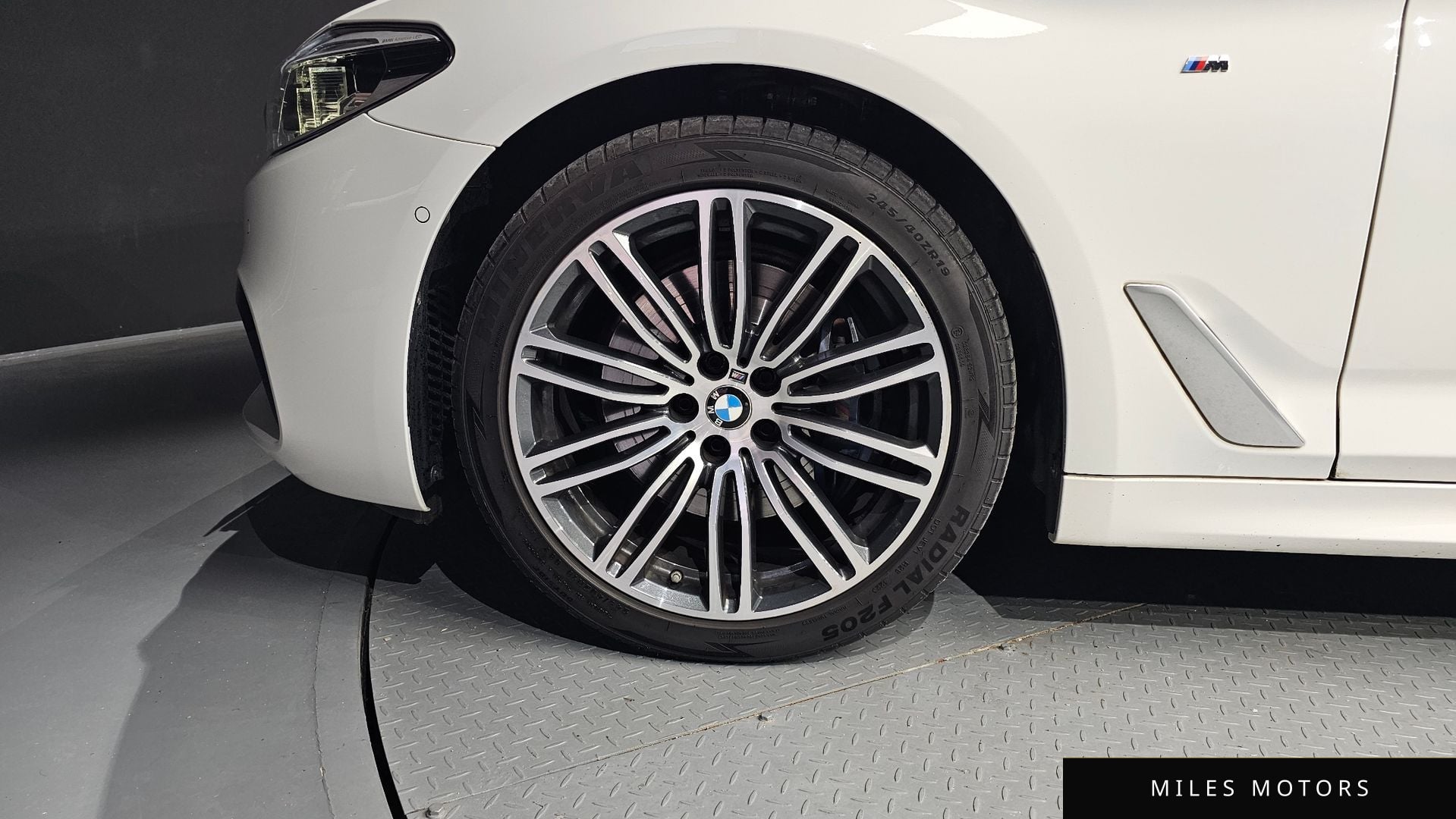 BMW 5 Series (G30) 2020 — миниатюра 5