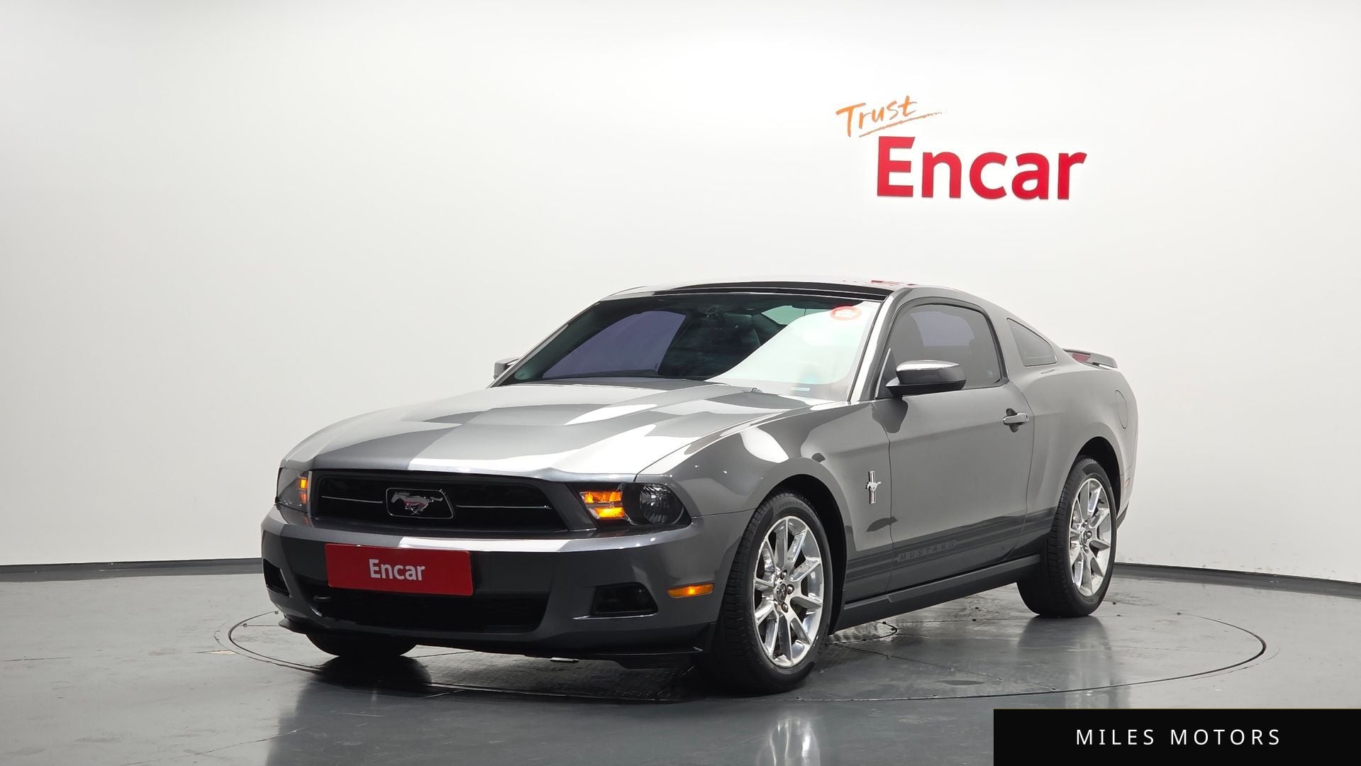 Ford Mustang 2010 — фото 1 из 12