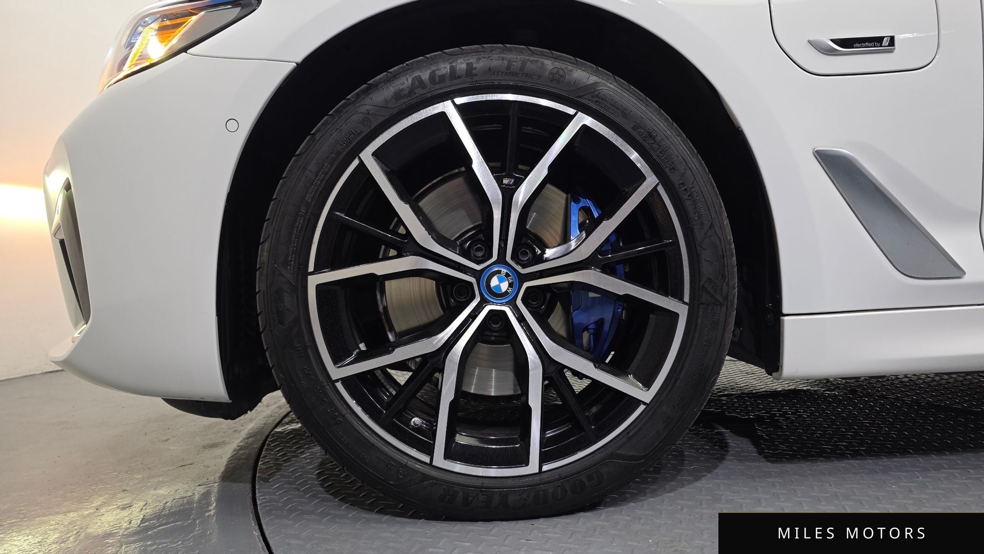 BMW 5 Series (G30) 2023 — миниатюра 5