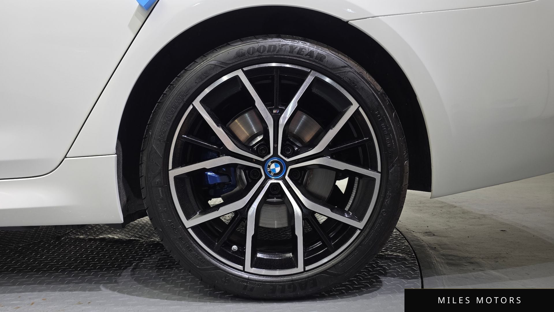 BMW 5 Series (G30) 2023 — миниатюра 7