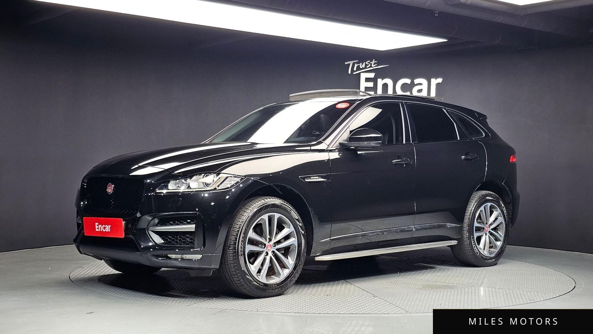 Jaguar F-PACE 2017 — фото 1 из 12