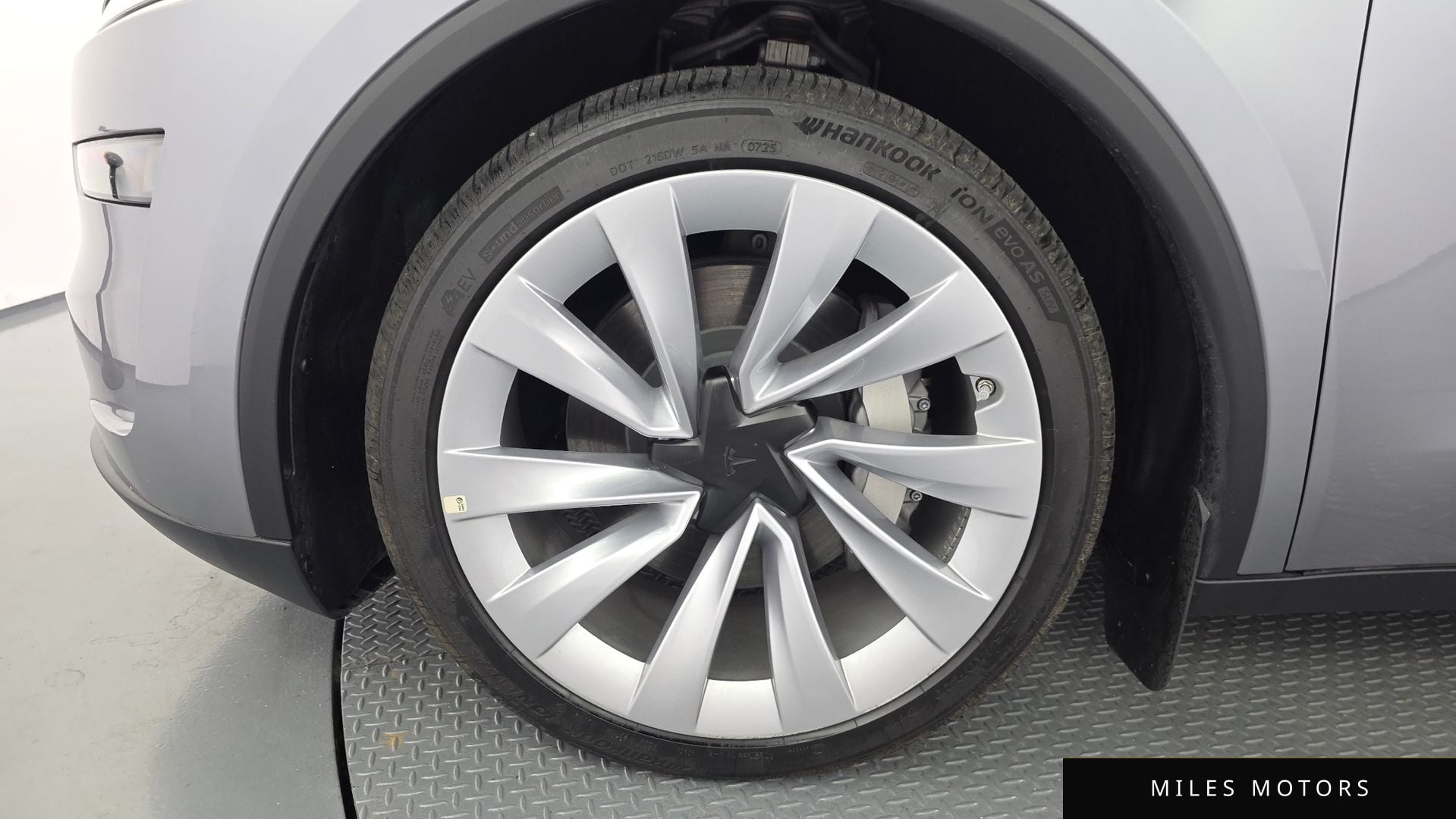 Tesla Model Y 2025 — миниатюра 5
