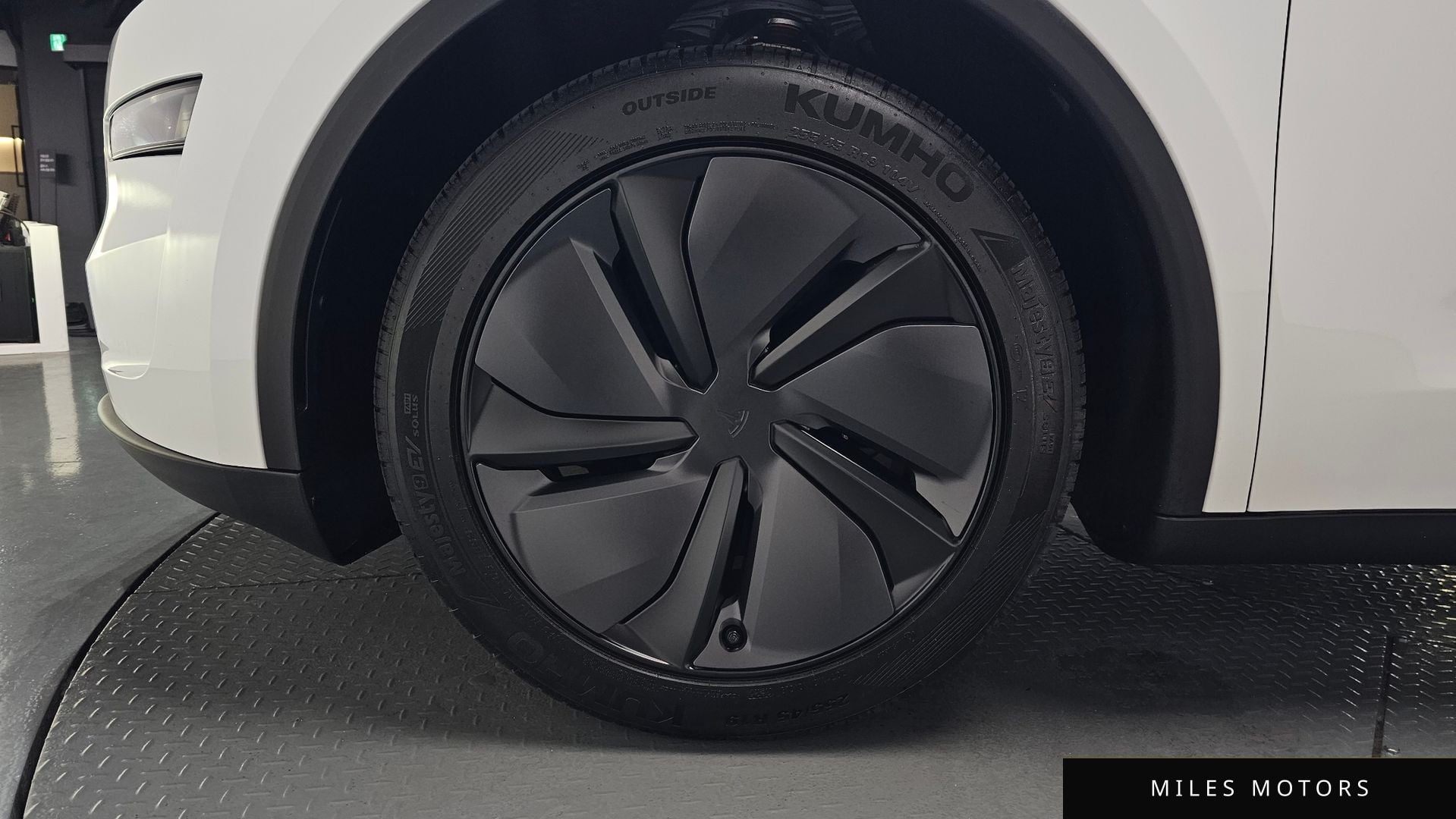 Tesla Model Y 2025 — миниатюра 4