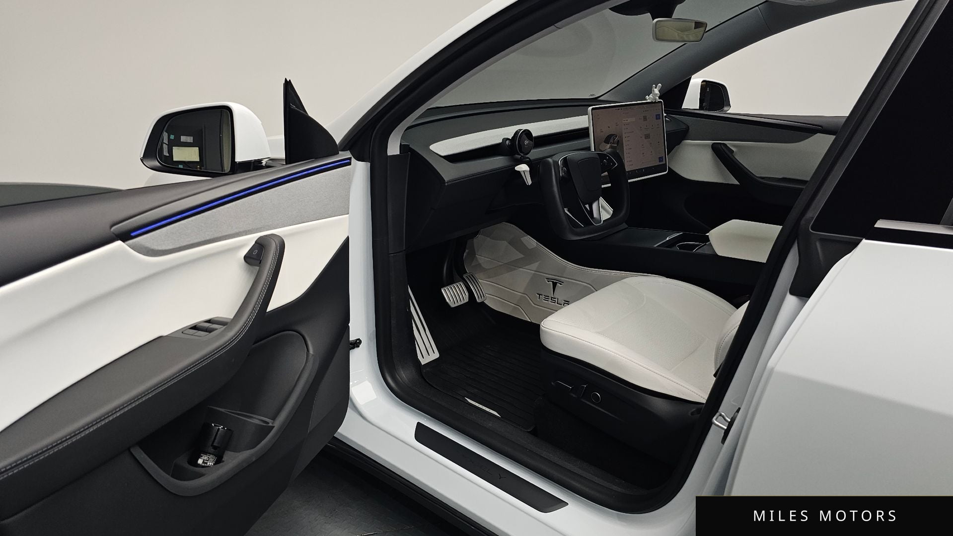 Tesla Model Y 2025 — миниатюра 12