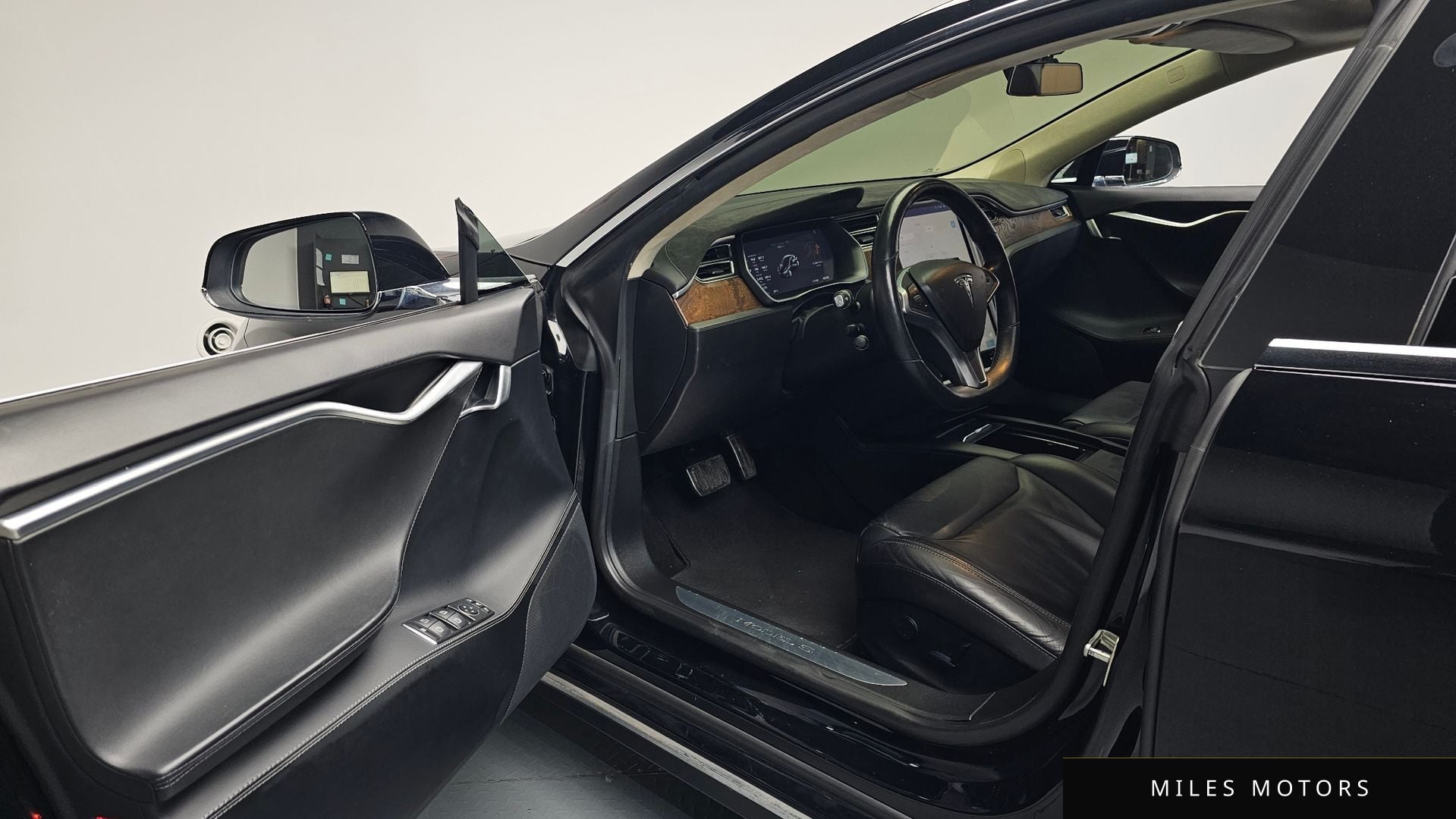 Tesla Model S 2017 — миниатюра 10