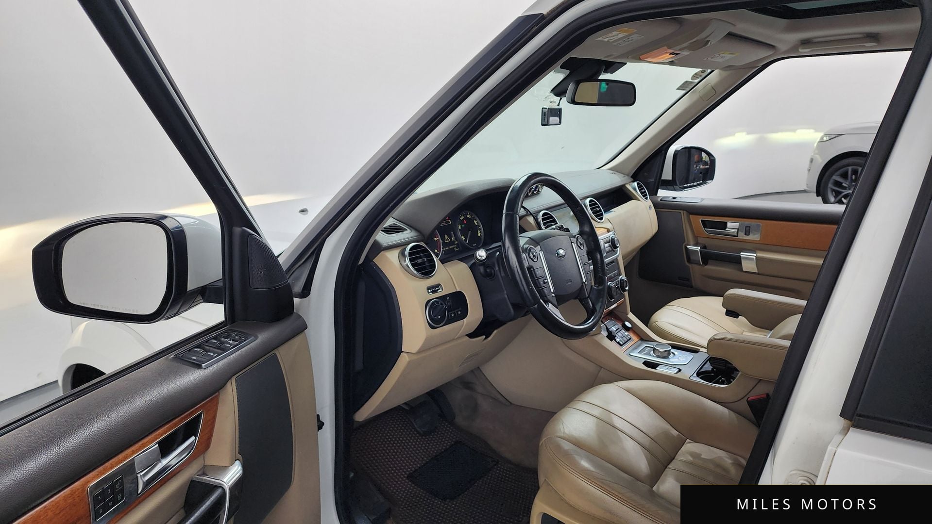 Land Rover Discovery 2014 — миниатюра 10