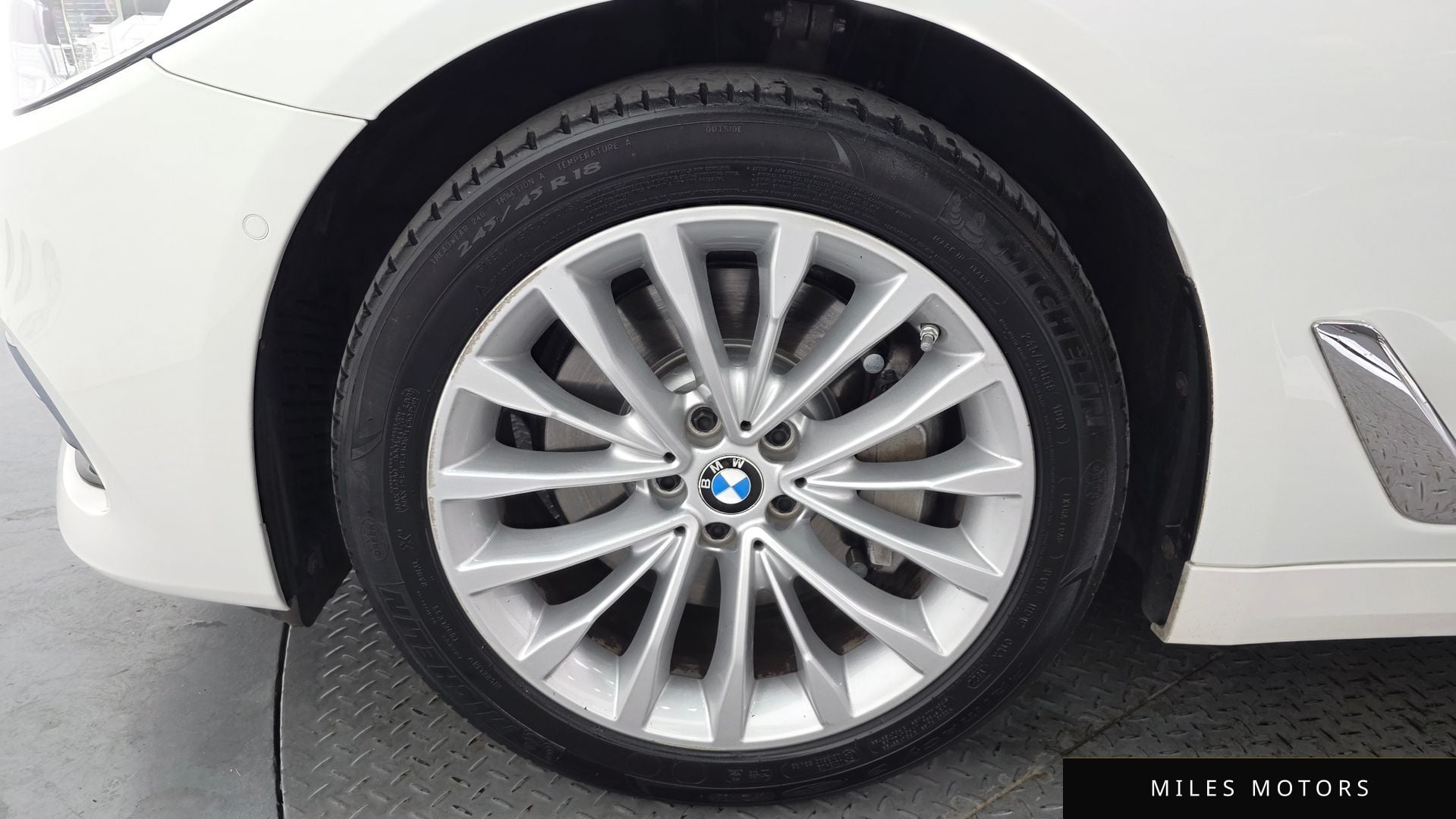 BMW 5 Series (G30) 2018 — миниатюра 5