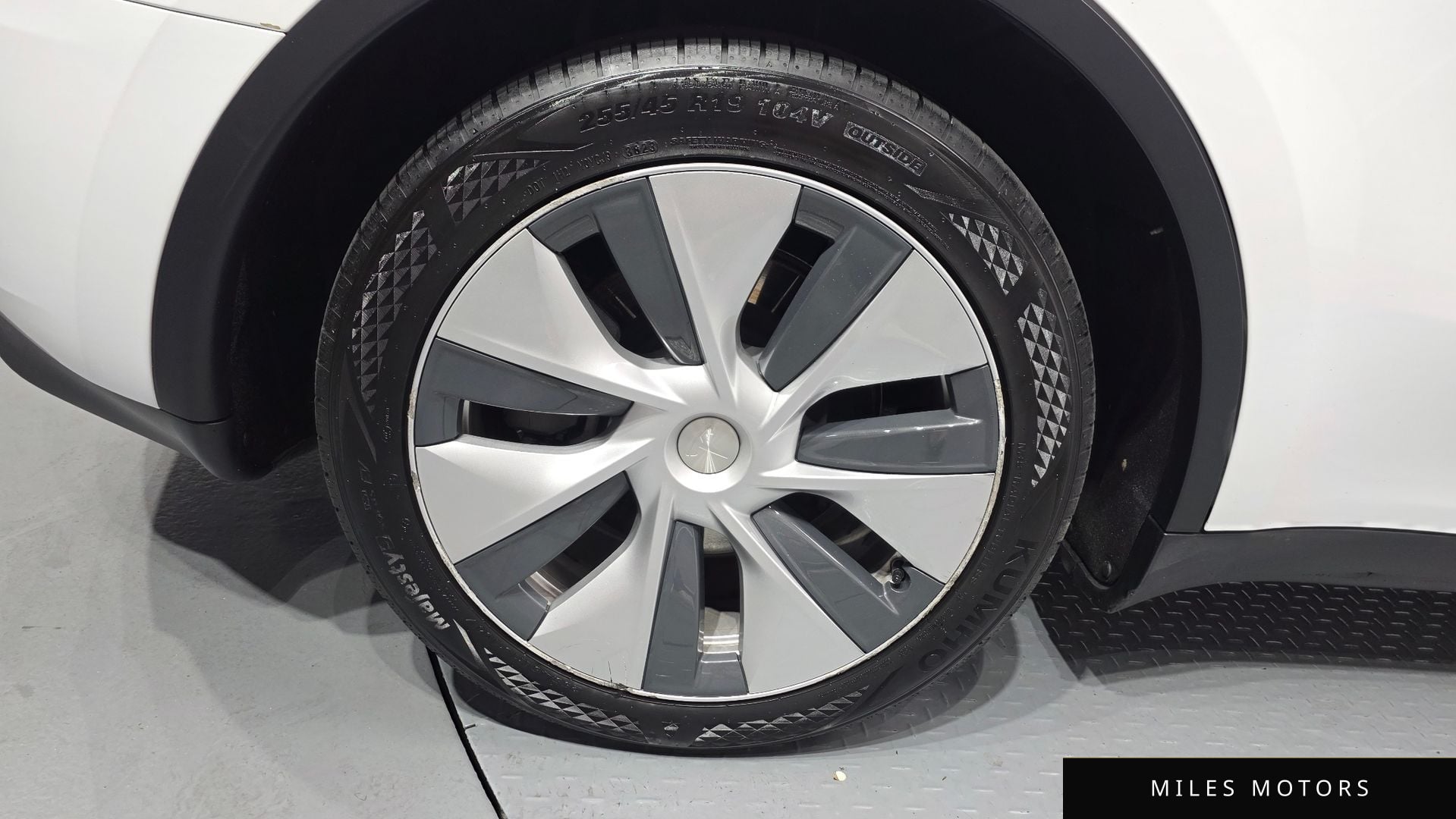 Tesla Model Y 2024 — миниатюра 5