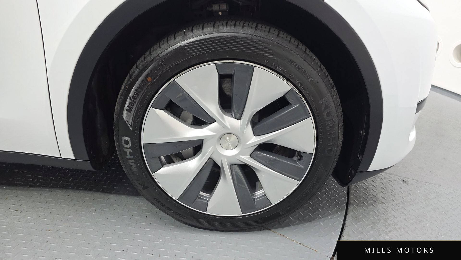 Tesla Model Y 2024 — миниатюра 7