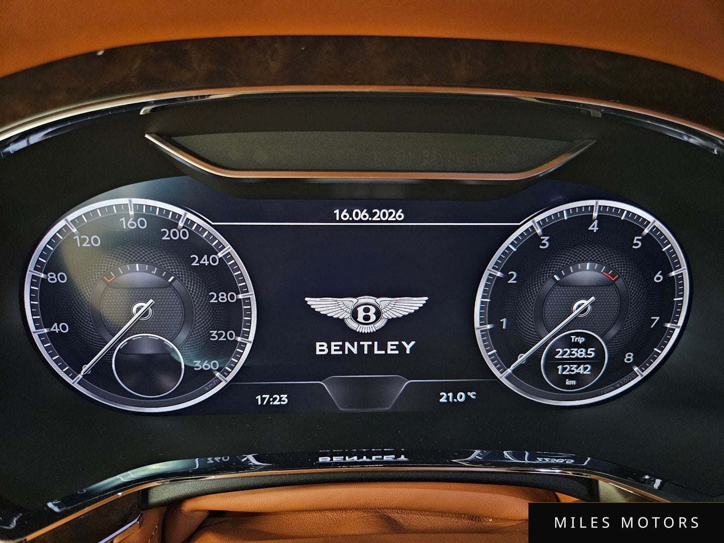 Bentley Continental GT 2023 — миниатюра 8