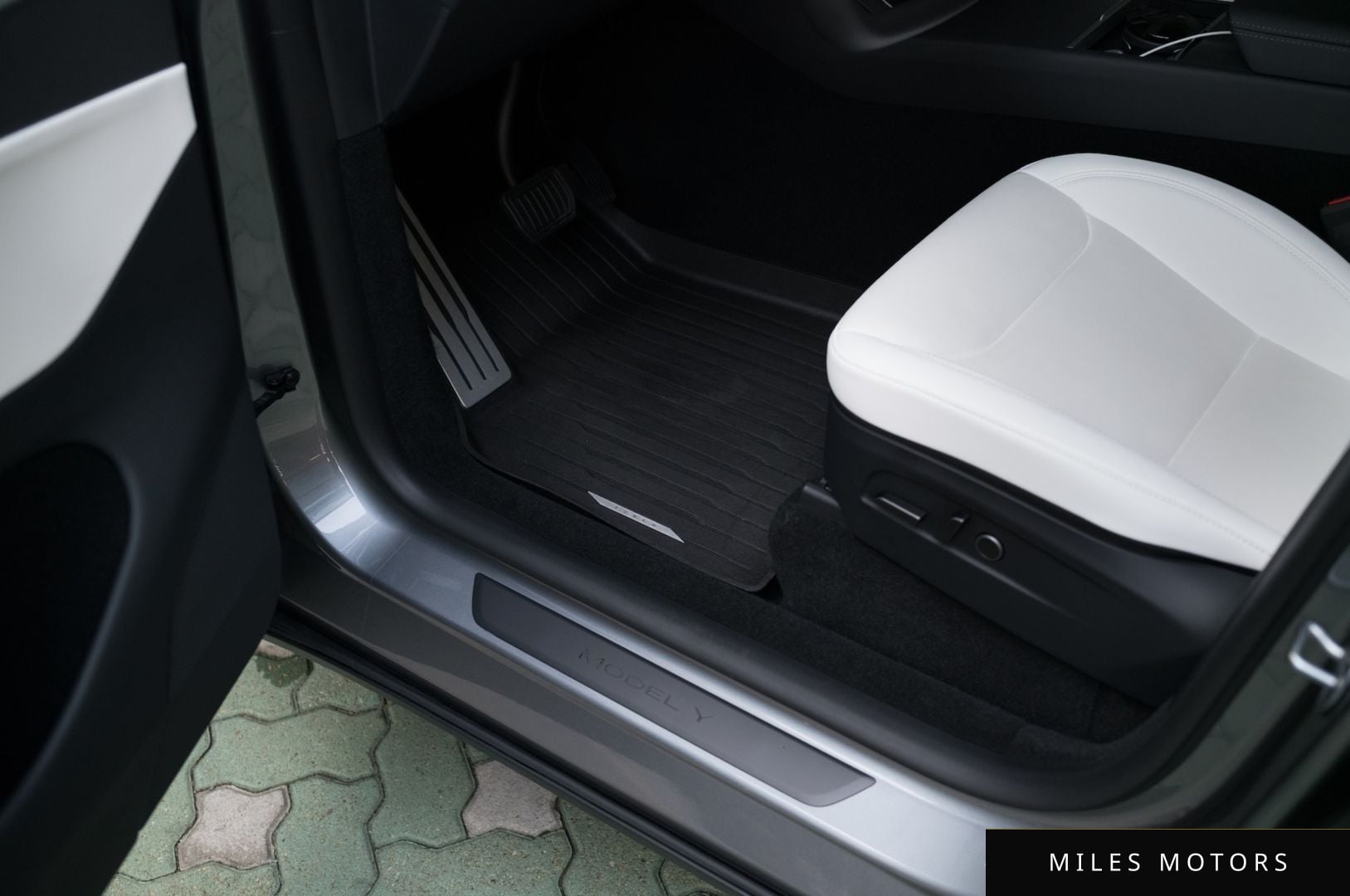 Tesla Model Y 2025 — миниатюра 10