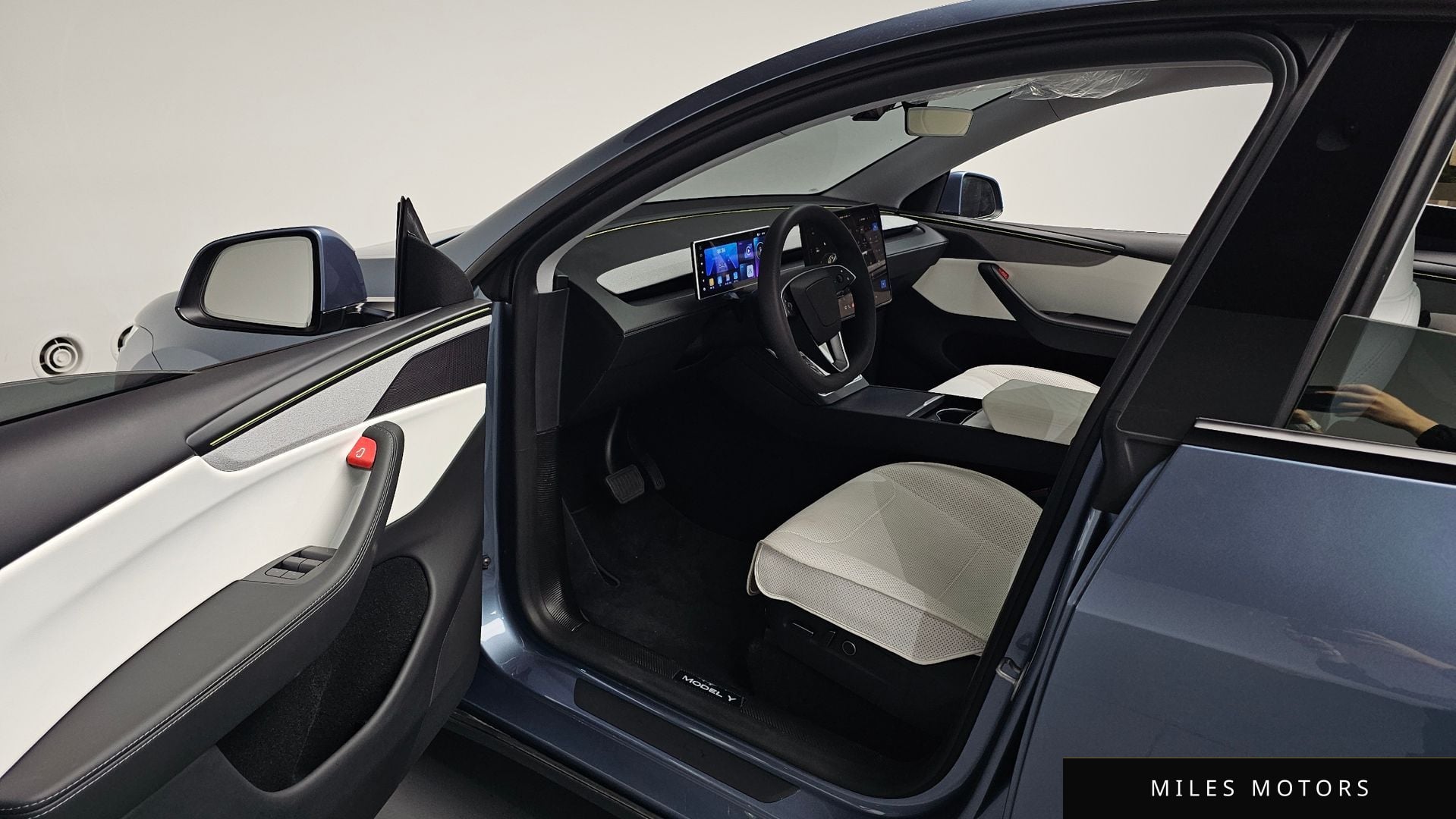 Tesla Model Y 2025 — миниатюра 12