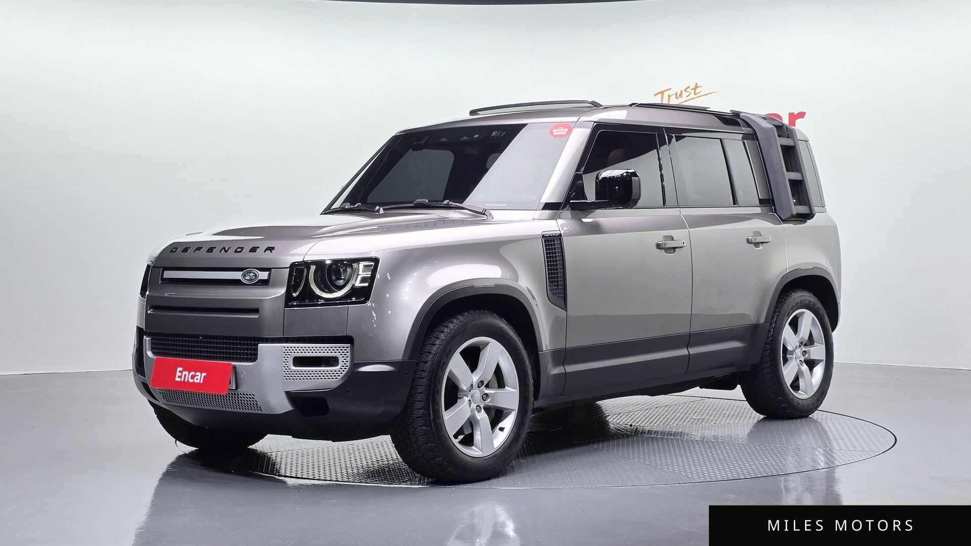 Land Rover Defender 2023 — фото 1 из 12