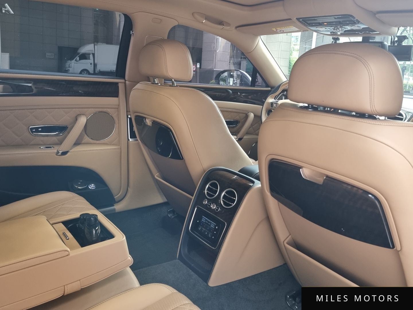 Bentley Flying Spur 2018 — фото 1 из 9