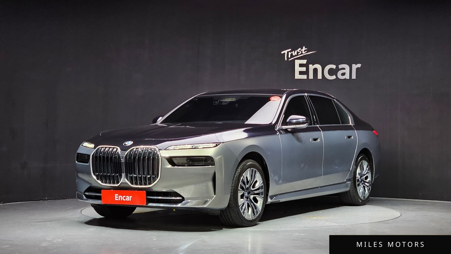BMW 7 Series (G70) 2023 — фото 1 из 12
