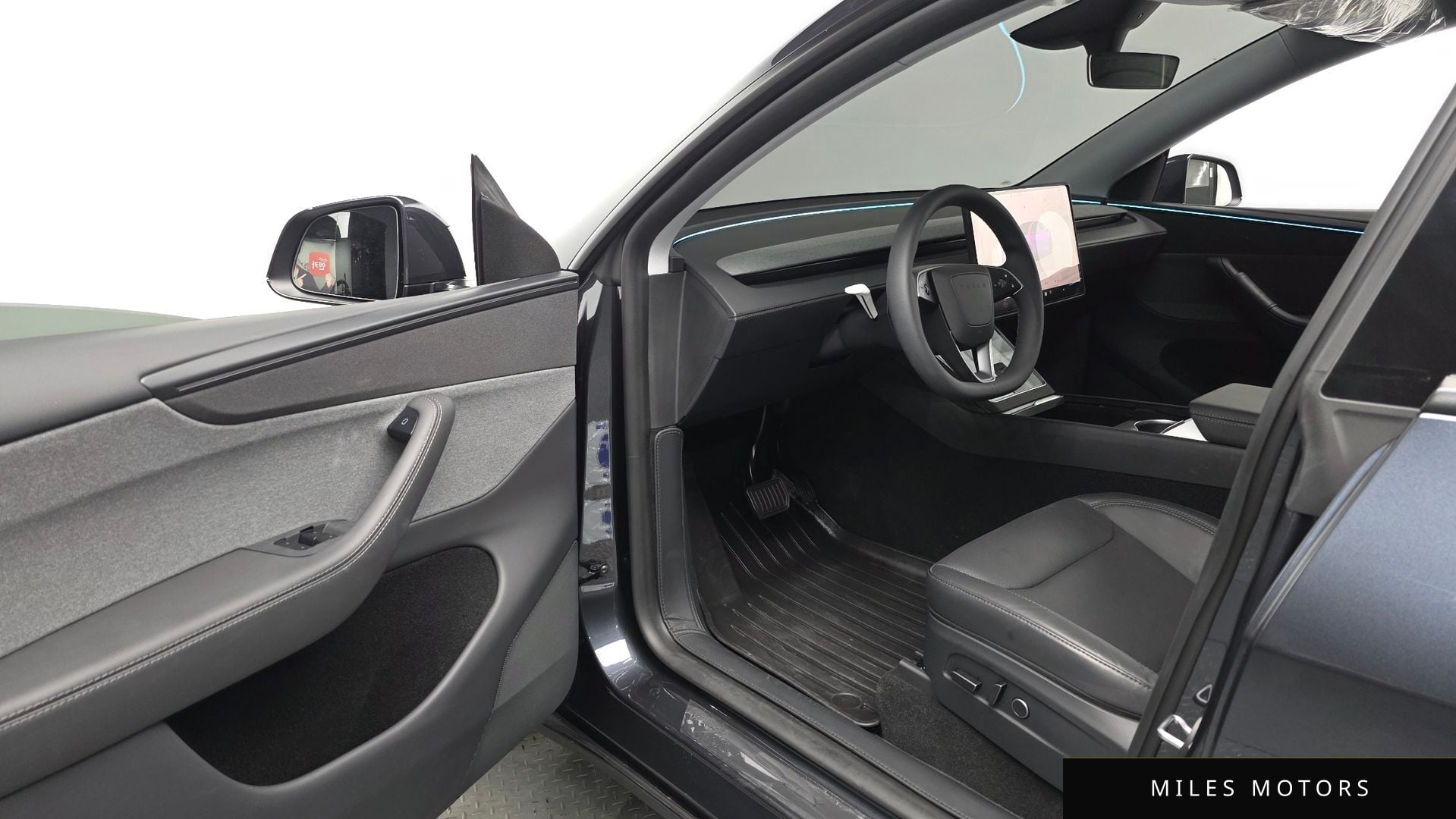 Tesla Model Y 2025 — миниатюра 12
