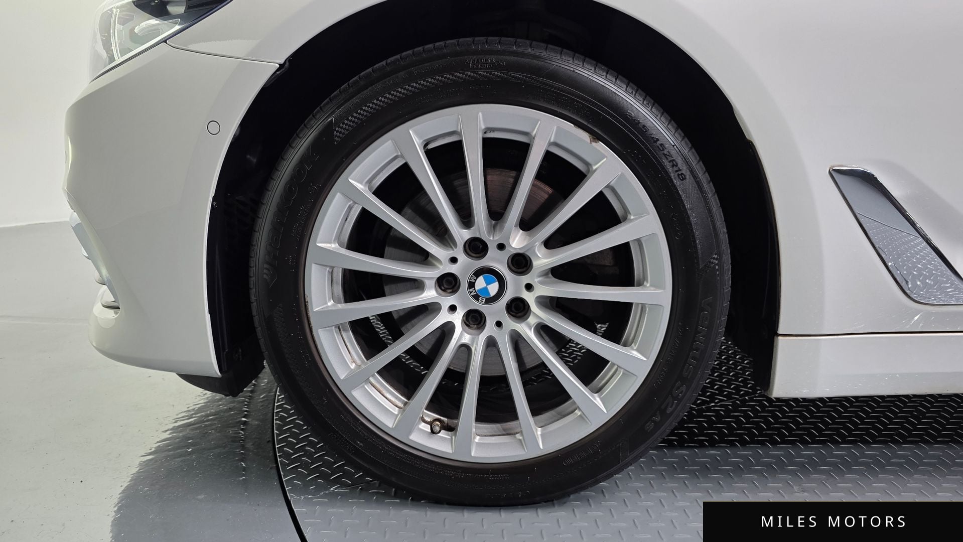 BMW 5 Series (G30) 2019 — миниатюра 5