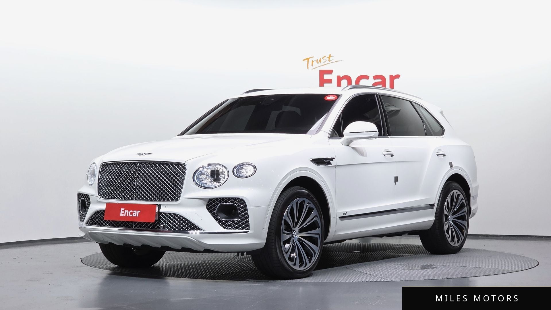 Bentley Bentayga 2022 — фото 1 из 12