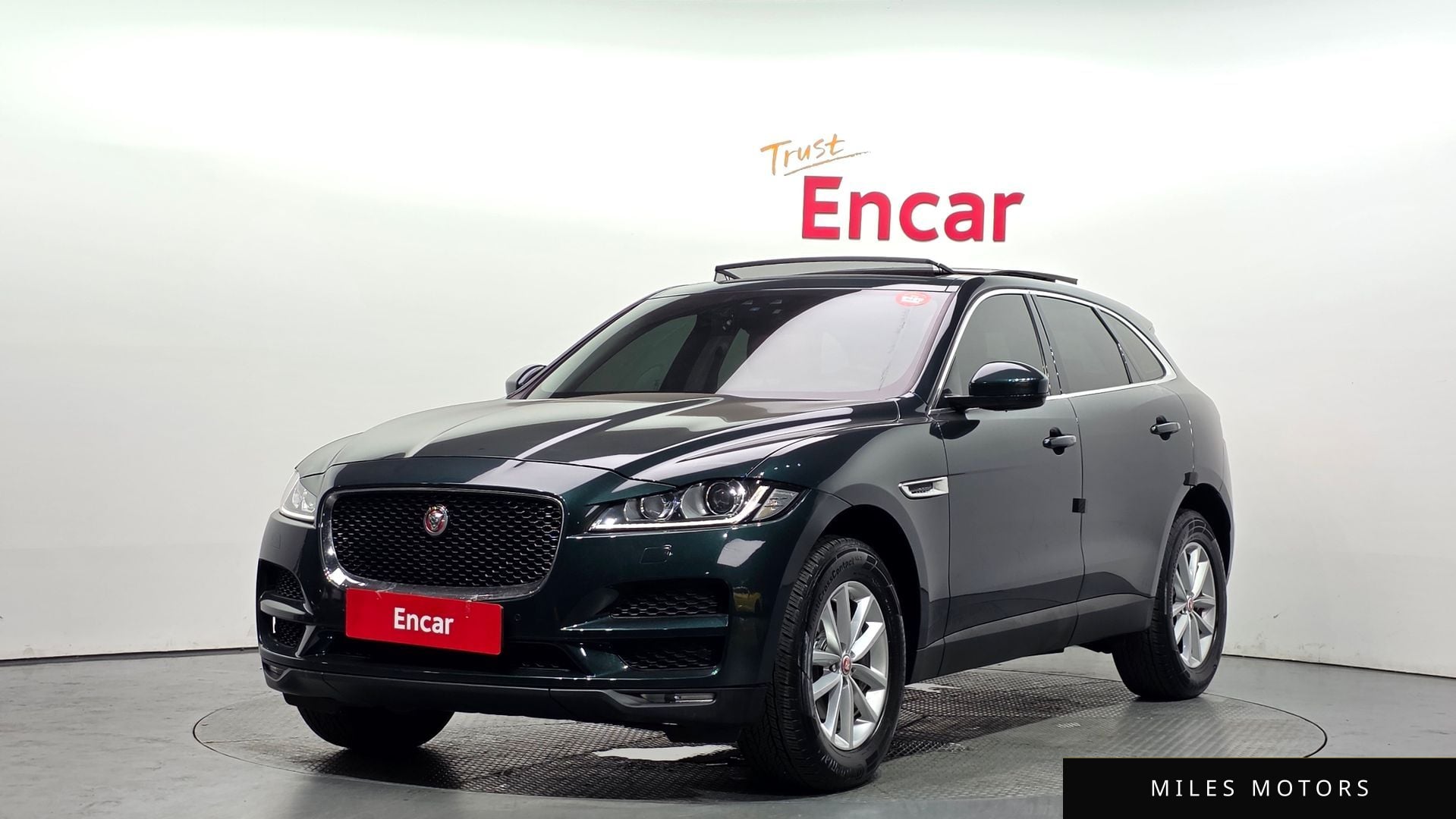 Jaguar F-PACE 2017 — фото 1 из 12