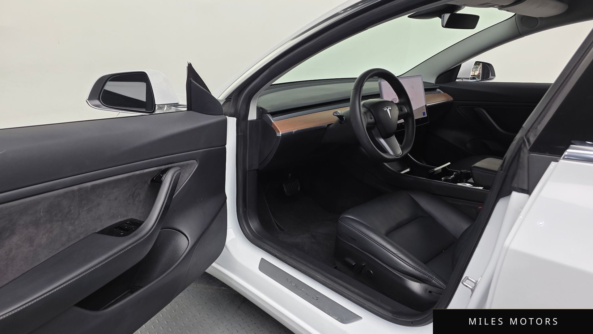 Tesla Model 3 2020 — миниатюра 12