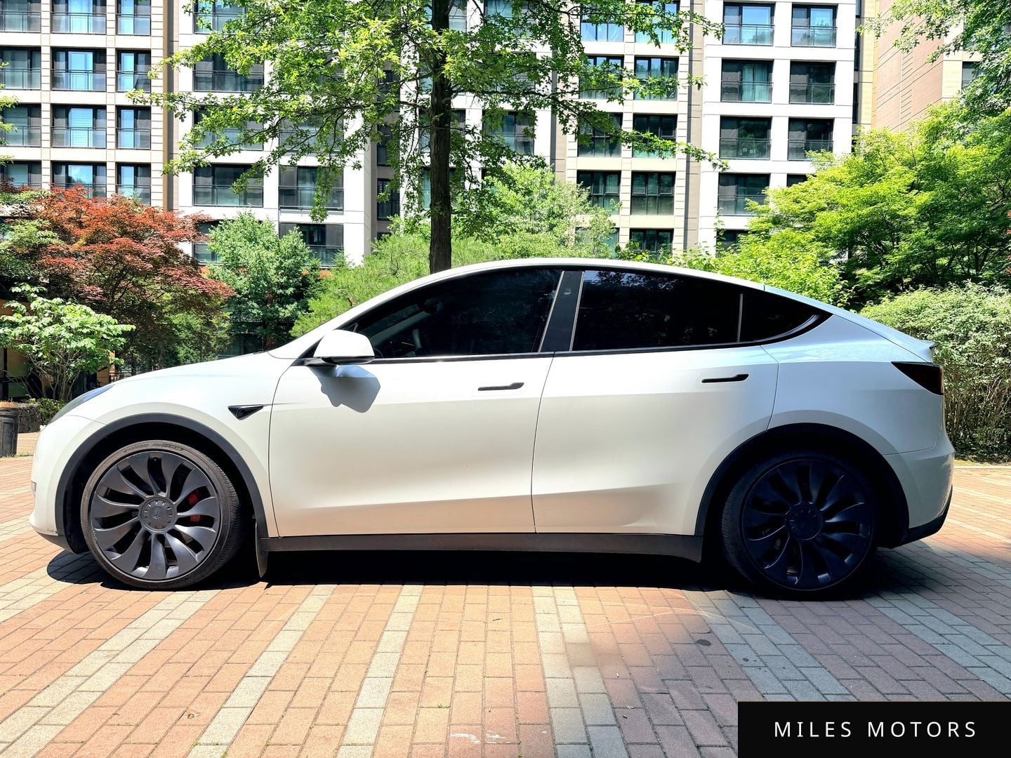 Tesla Model Y 2024 — миниатюра 2