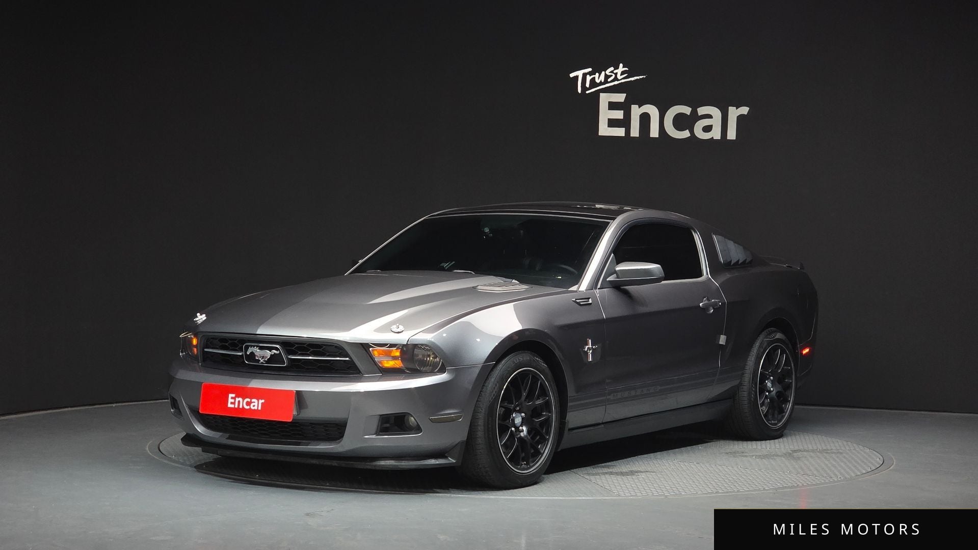 Ford Mustang 2011 — фото 1 из 12