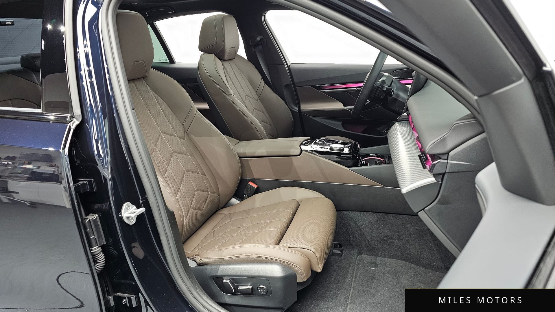 BMW 5 Series (G60) 2025 — миниатюра 11