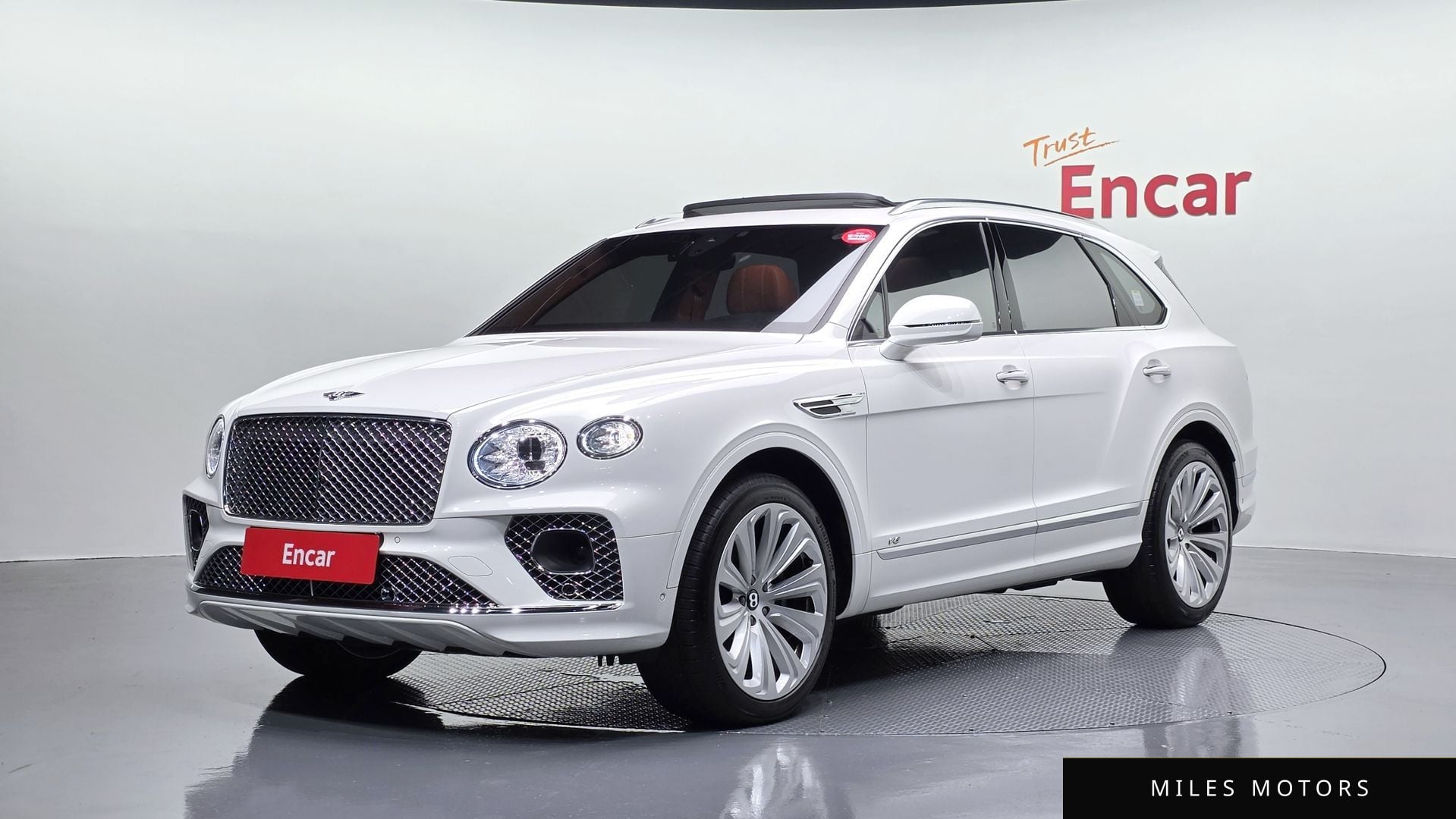 Bentley Bentayga 2022 — фото 1 из 12