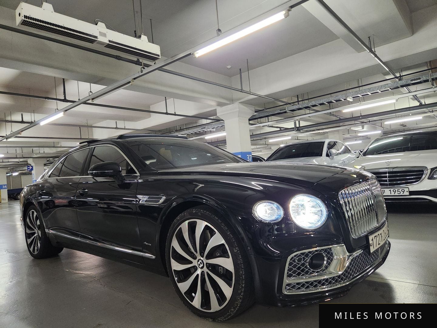 Bentley Flying Spur 2023 — фото 1 из 12