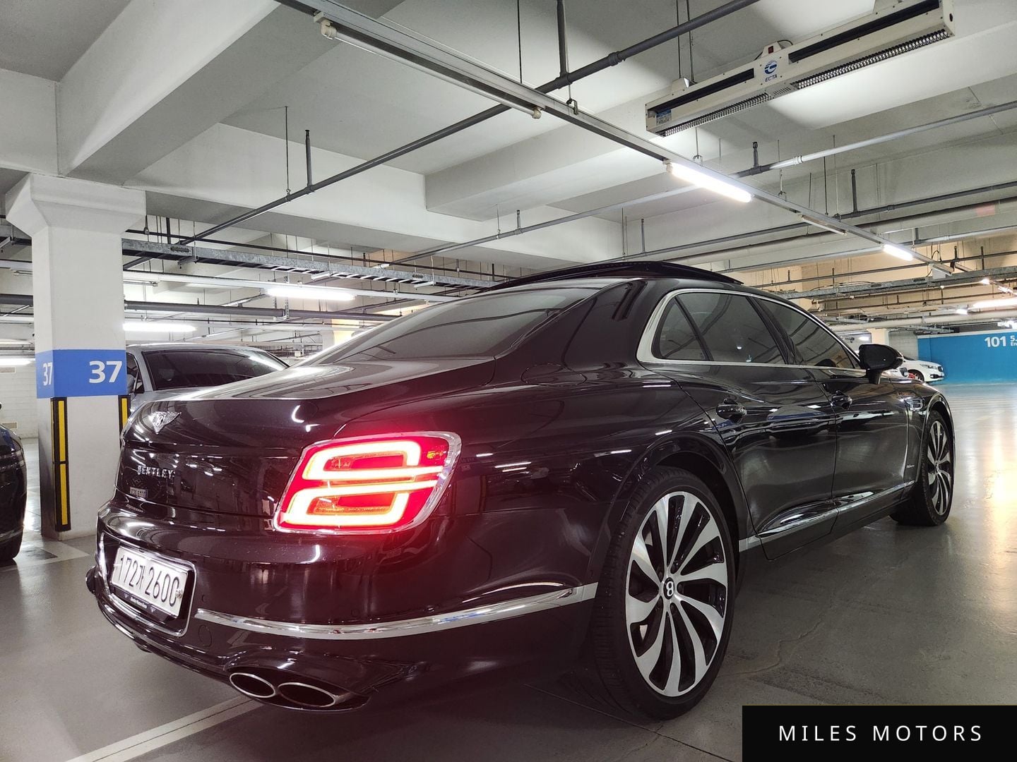 Bentley Flying Spur 2023 — миниатюра 2