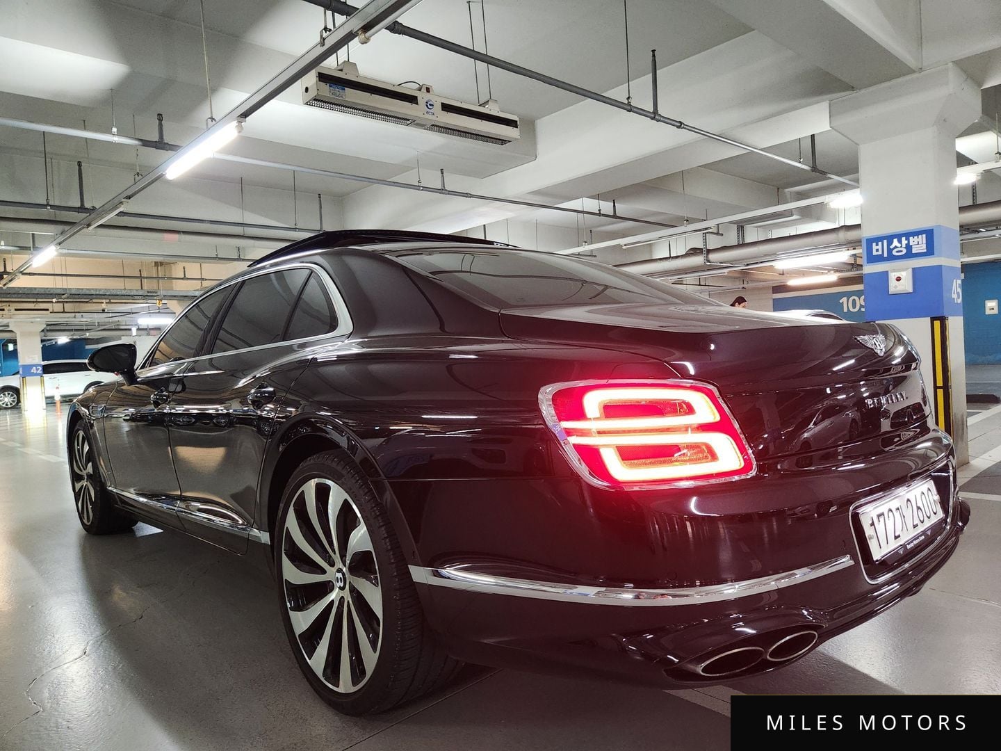 Bentley Flying Spur 2023 — миниатюра 5