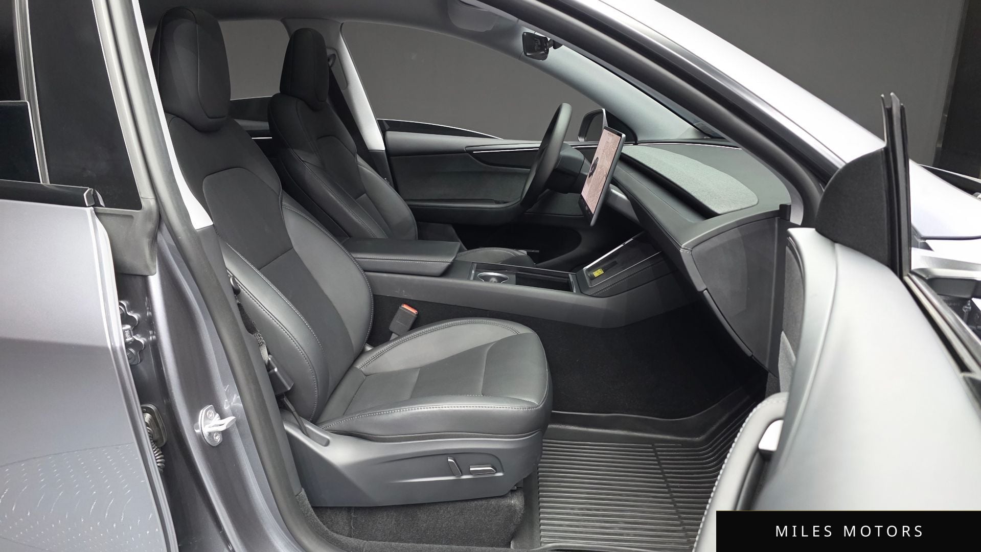 Tesla Model Y 2025 — миниатюра 11