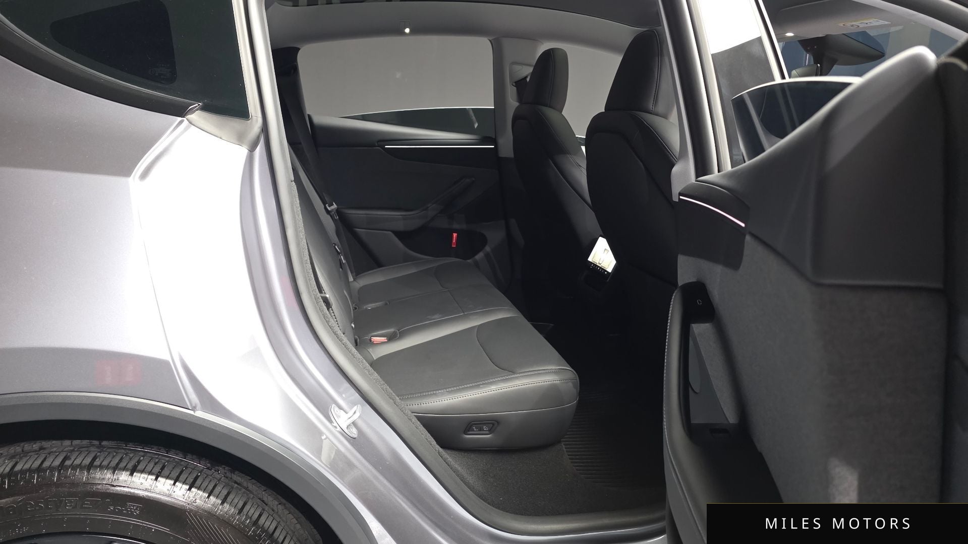 Tesla Model Y 2025 — миниатюра 12