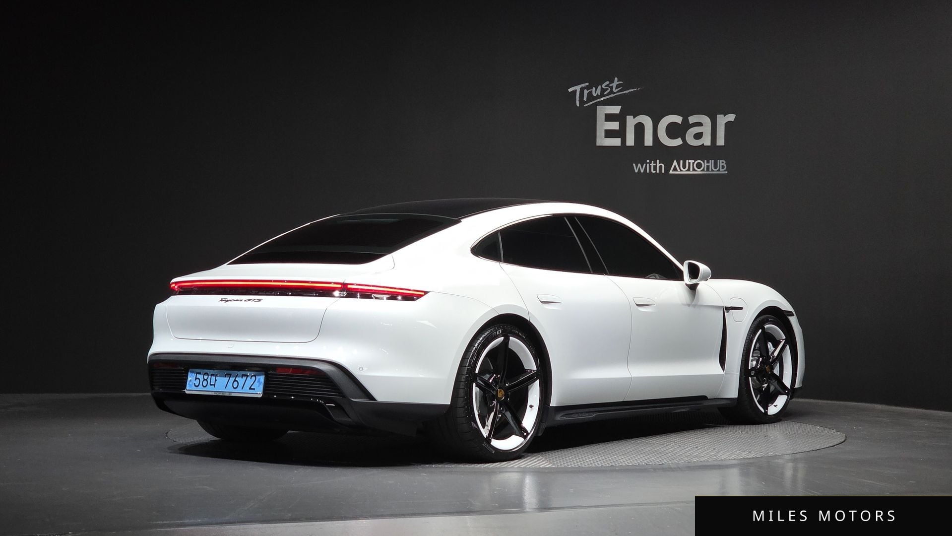 Porsche Taycan 2023 — миниатюра 2
