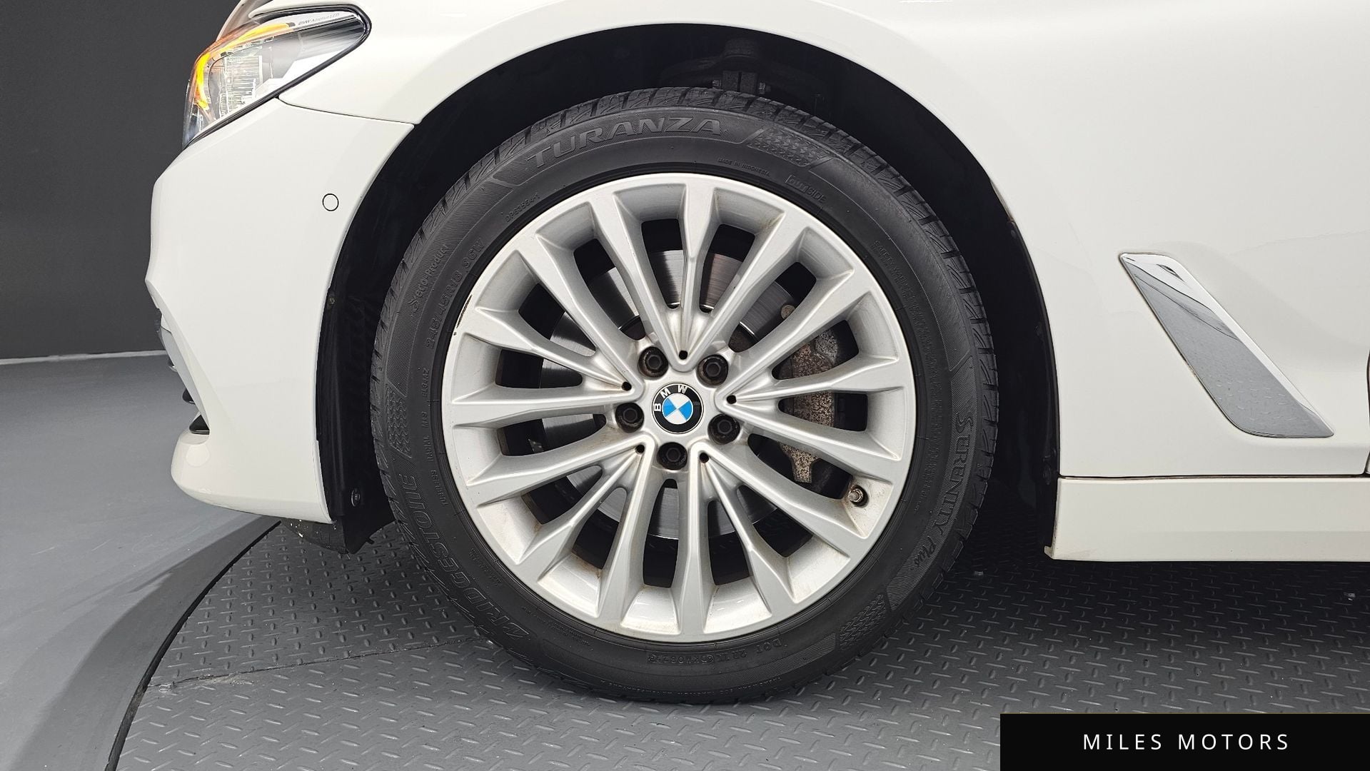 BMW 5 Series (G30) 2018 — миниатюра 5