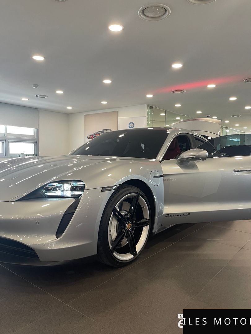 Porsche Taycan 2021 — фото 1 из 11
