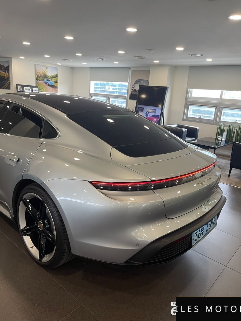 Porsche Taycan 2021 — миниатюра 2