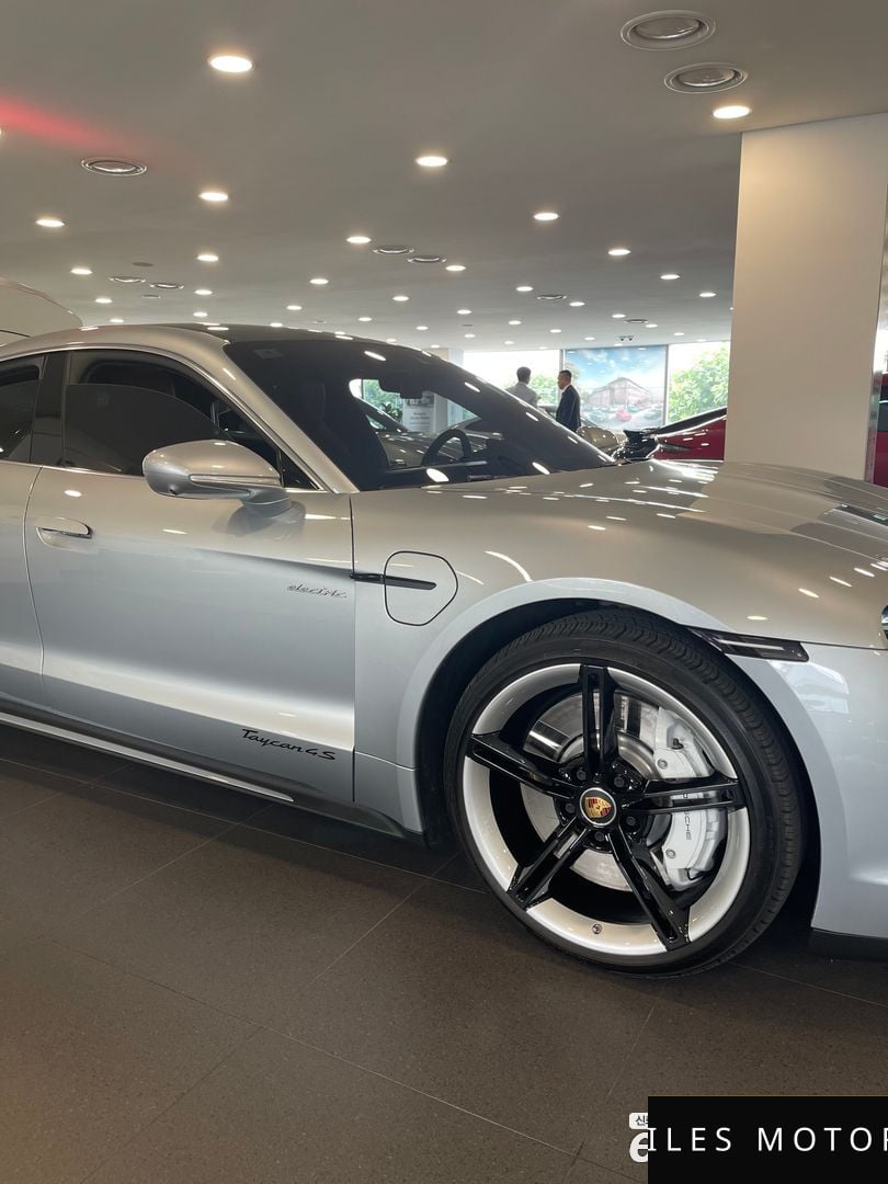 Porsche Taycan 2021 — миниатюра 5