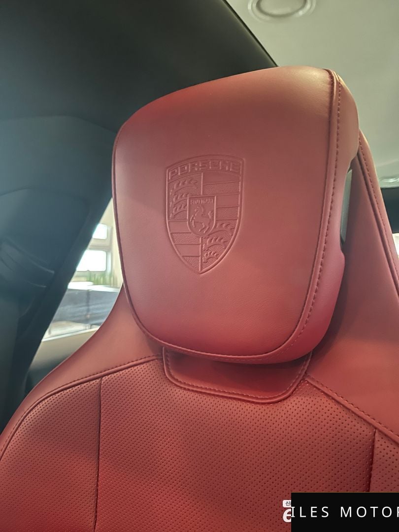 Porsche Taycan 2021 — миниатюра 10