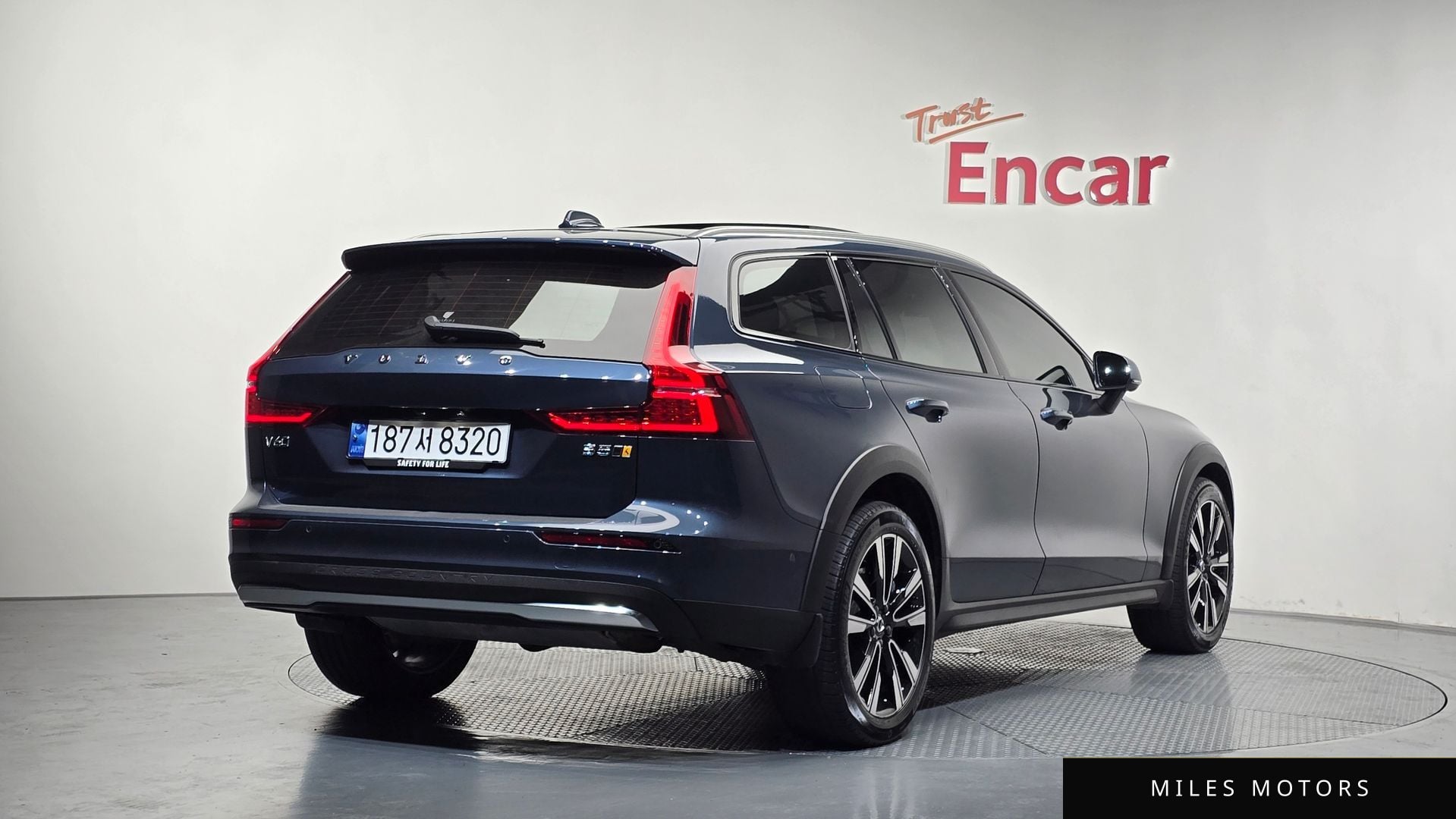 Volvo V60 2024 — фото 1 из 12