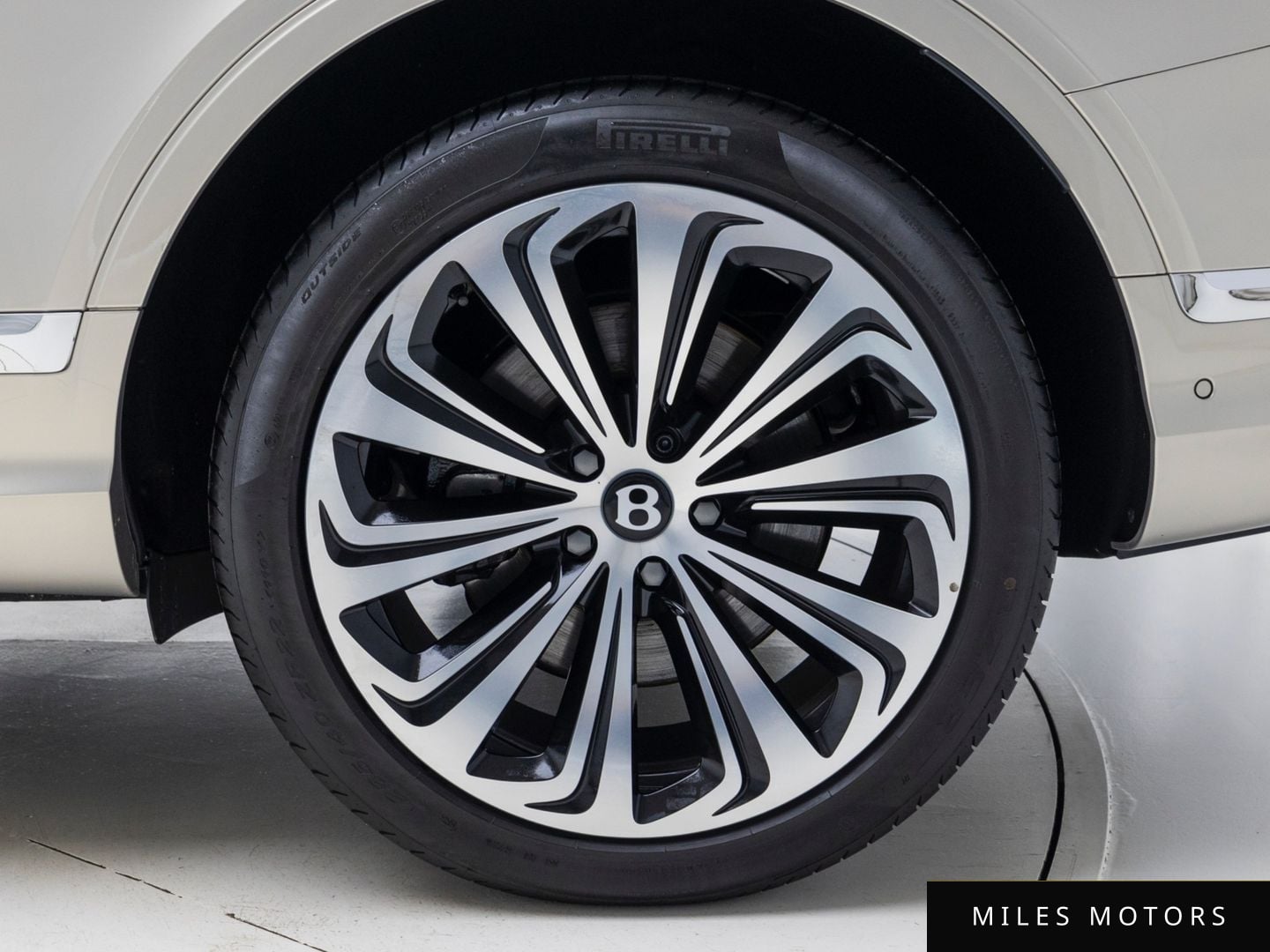 Bentley Bentayga 2024 — миниатюра 5
