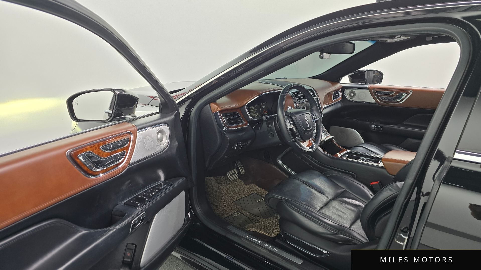 Lincoln Continental 2017 — миниатюра 10