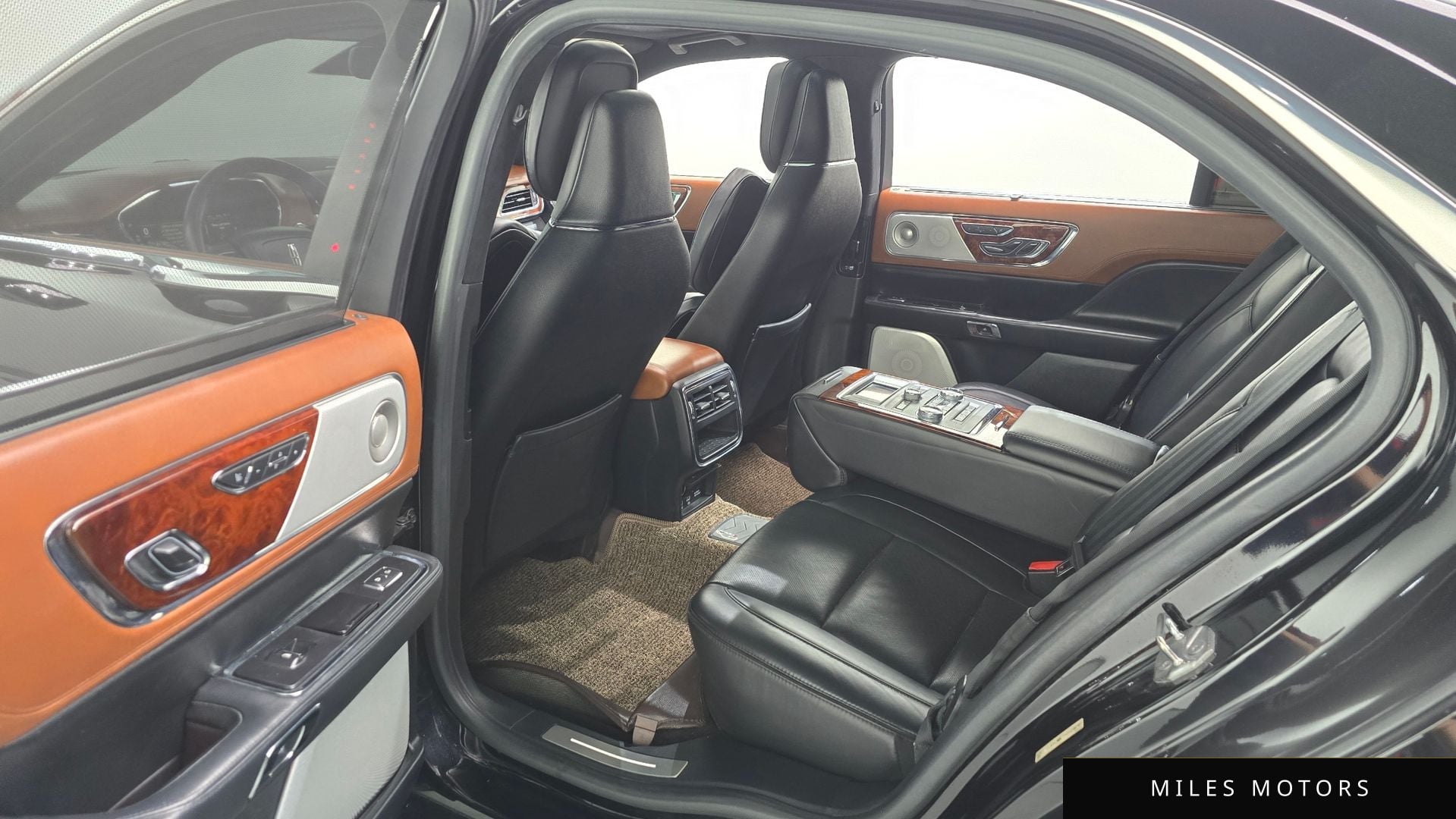 Lincoln Continental 2017 — миниатюра 12