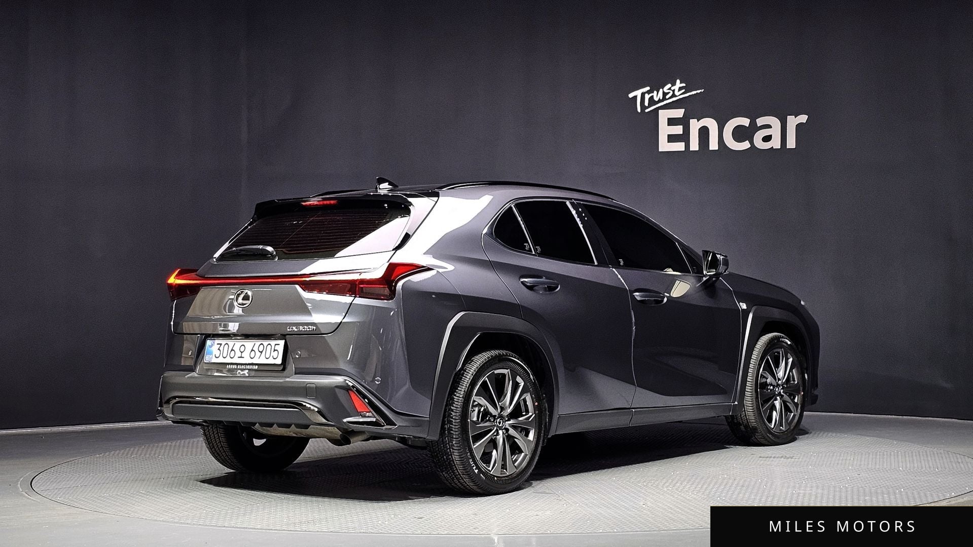 Лексус UX300h 2027 — миниатюра 2