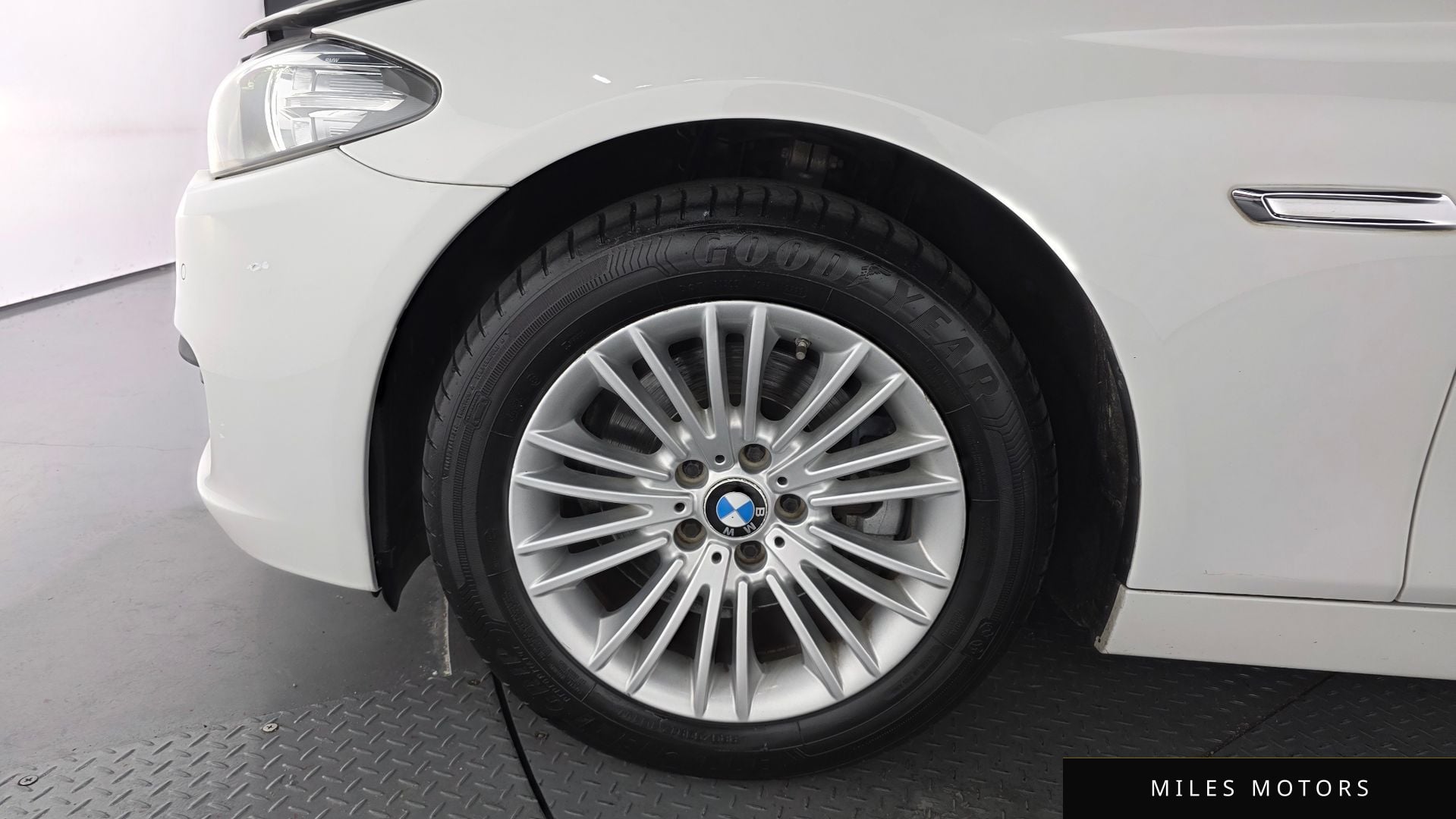 BMW 5 Series (F10) 2015 — миниатюра 5