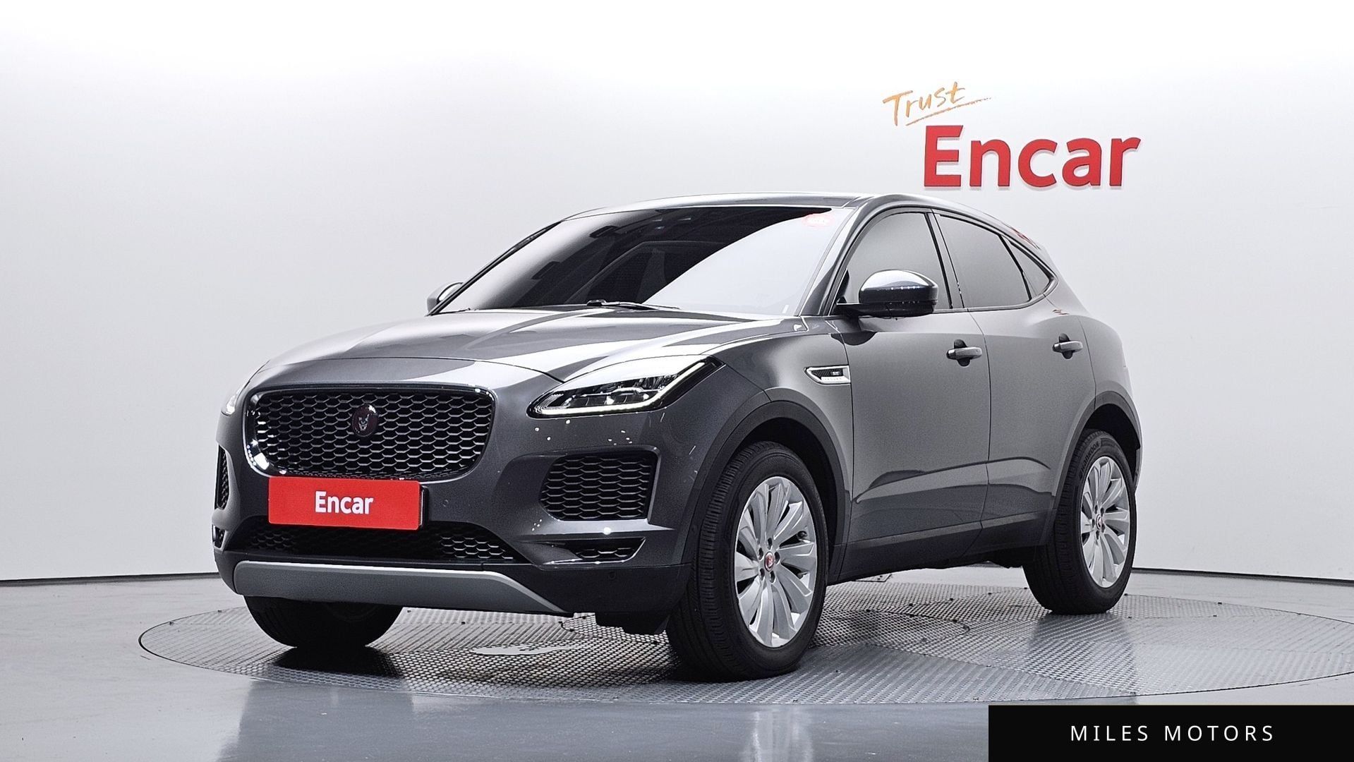 Jaguar E-PACE 2018 — фото 1 из 12