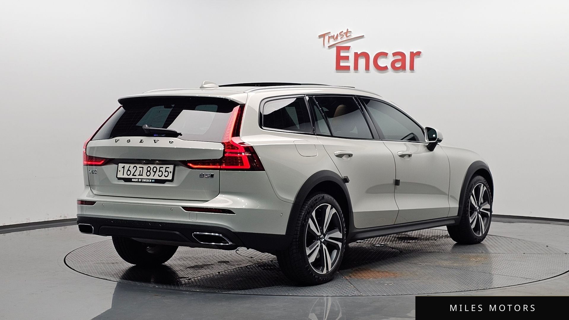 Volvo V60 2021 — фото 1 из 12