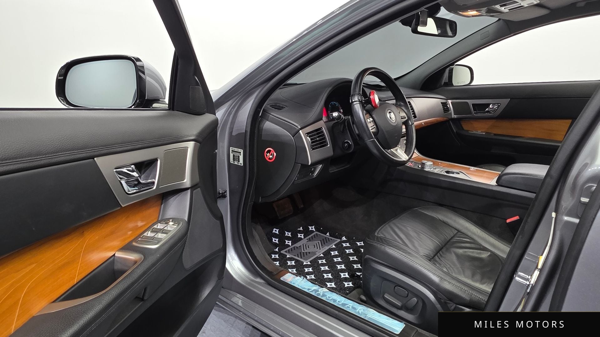 Jaguar XF 2011 — миниатюра 10